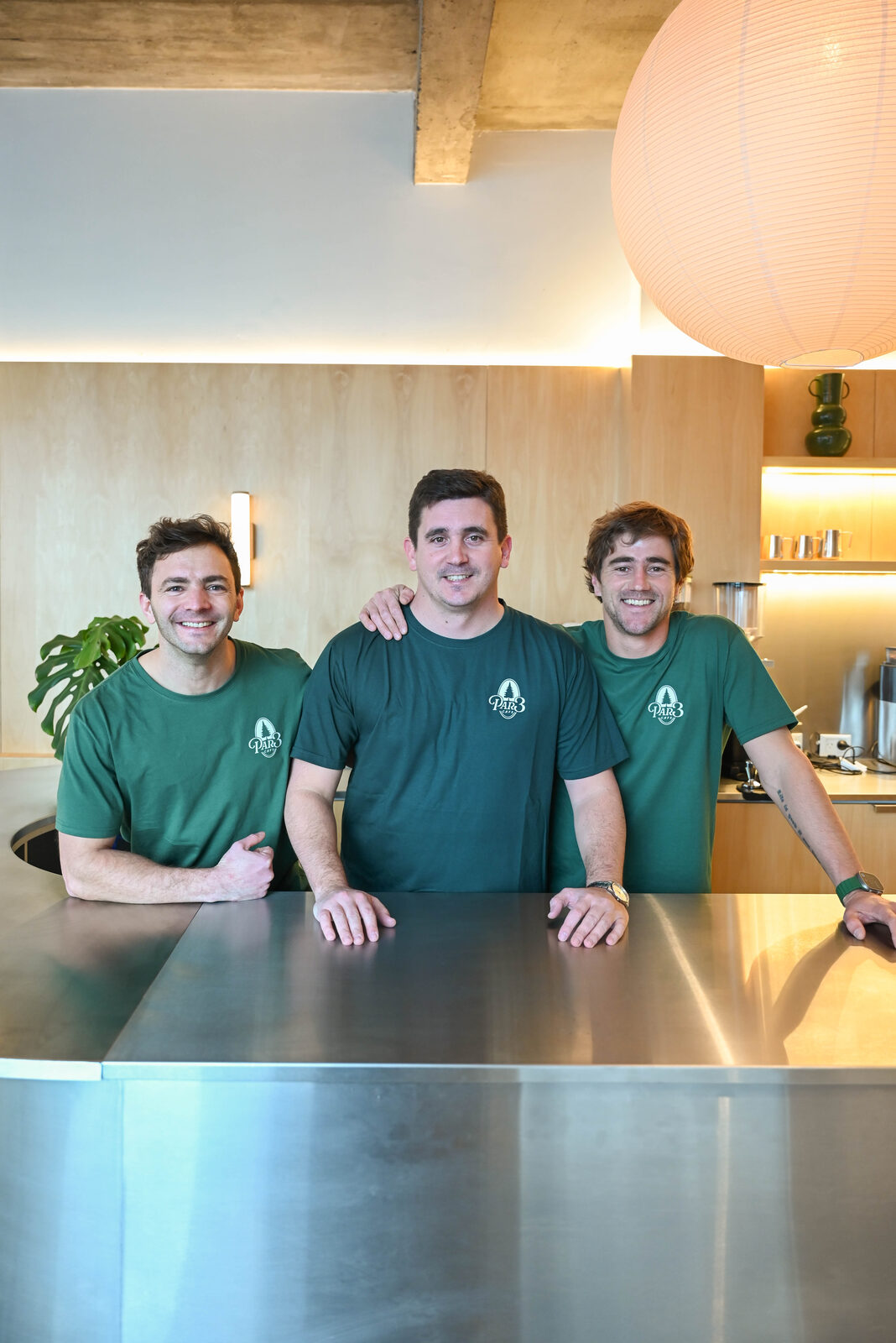 Los tres socios de Par3 Café detrás de la barra